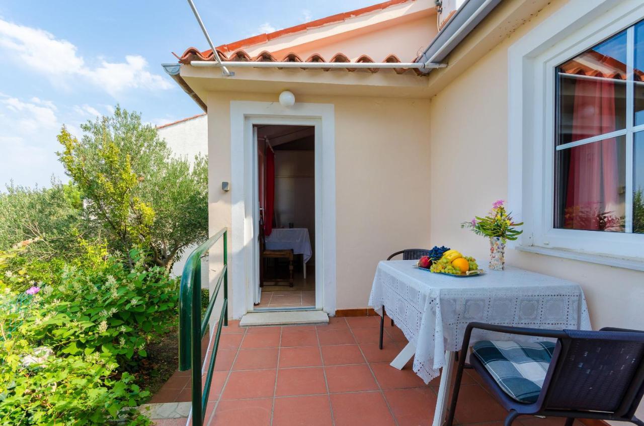 Apartments Sime Lopar Exterior photo